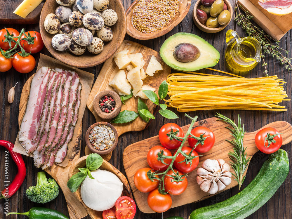 Φωτογραφία Variety of popular Italian food on wooden background. Top view.