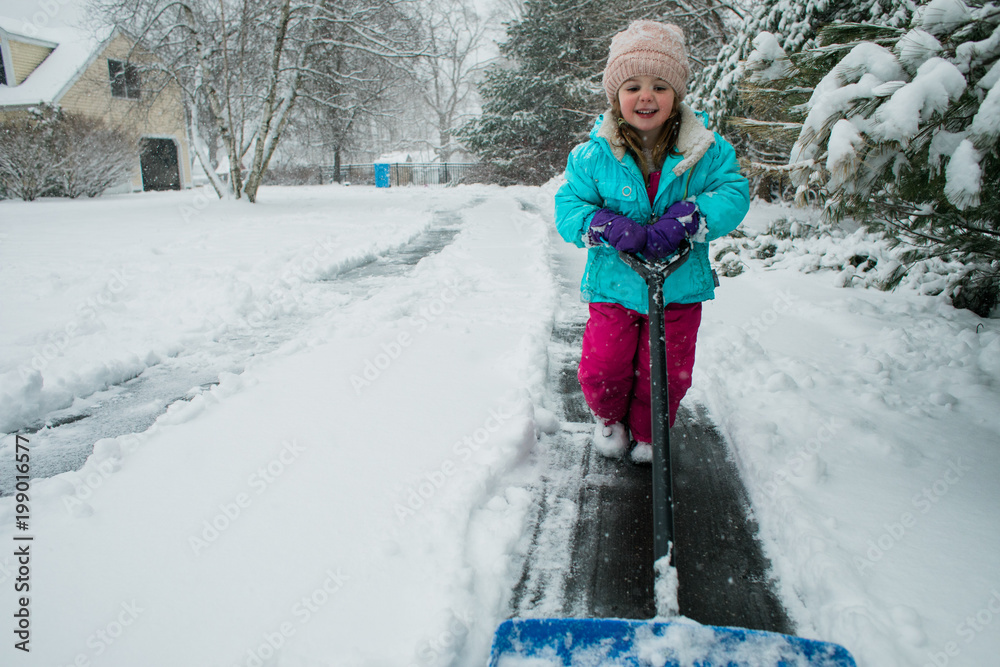 Ταπετσαρία A young girl shoveling snow in a winter storm