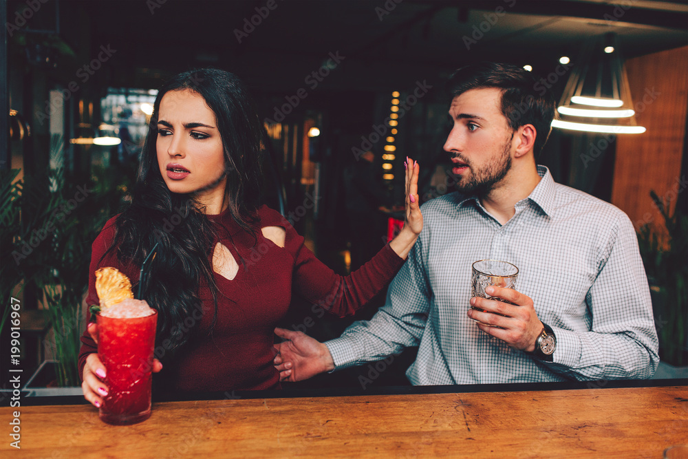 Φωτογραφία Beautiful people sitting very close to each other at the barman's stand