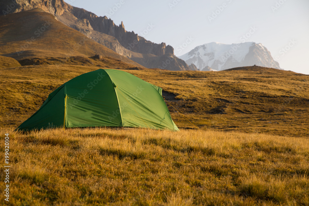 campaign through mountains with a tent
