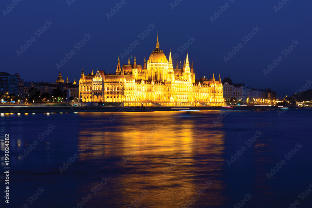 Obraz premium Spotlighted Parliament building in Budapest at night