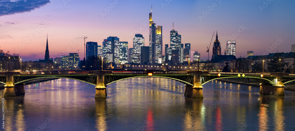 Die Skyline von Frankfurt am Main im Abendlicht vom Main aus gesehen