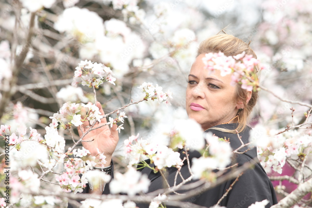 Obraz premium Mulher em flor