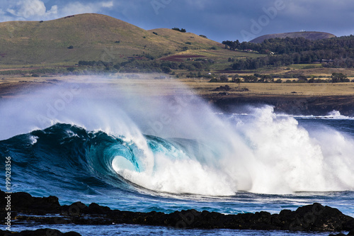 Las olas se deslizan sobre Isla de Pascua en su periplo por el Océano Pacífico photo