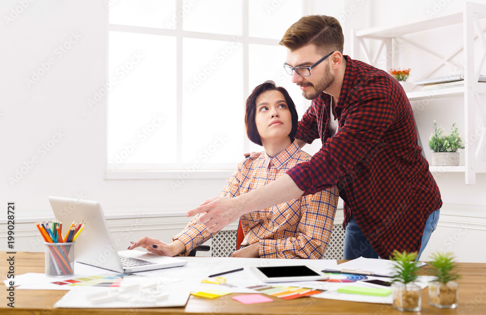 Obraz premium Two colleagues discussing architectural project