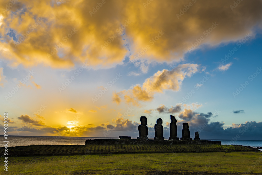 Ahu Vai Uri más conocido como Ahu Tahai, quizá el atardecer más espectacular de Isla de Pascua invocando la vision mistica de la cultura Rapa Nui
