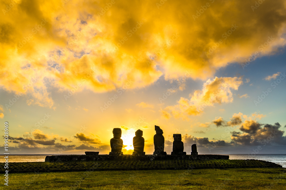 Ahu Vai Uri más conocido como Ahu Tahai, quizá el atardecer más espectacular de Isla de Pascua con el sol detras de sus moais