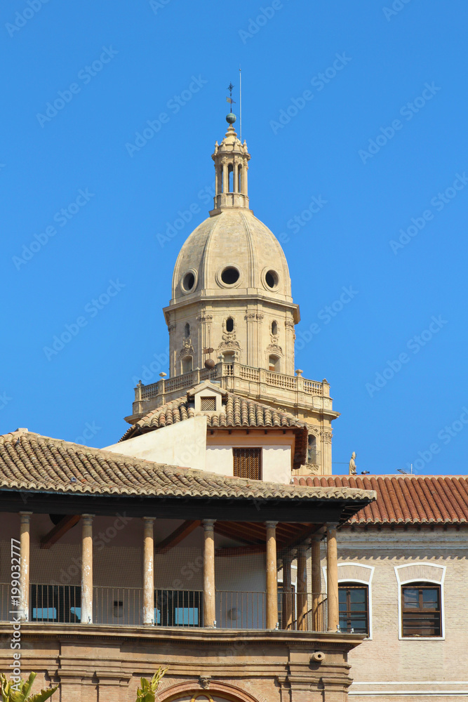 Catedral detrás del Ayuntamiento de Murcia, España