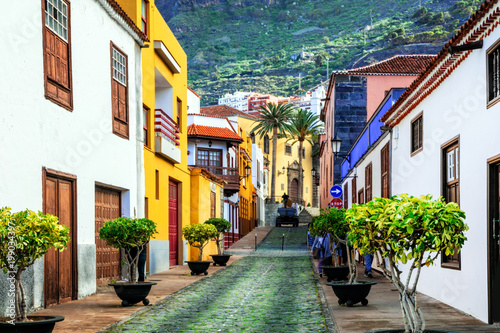 Fototapeta Naklejka Na Ścianę i Meble -  Charming colorful streets of old colonial town Garacico in Tenerife, Canary islands