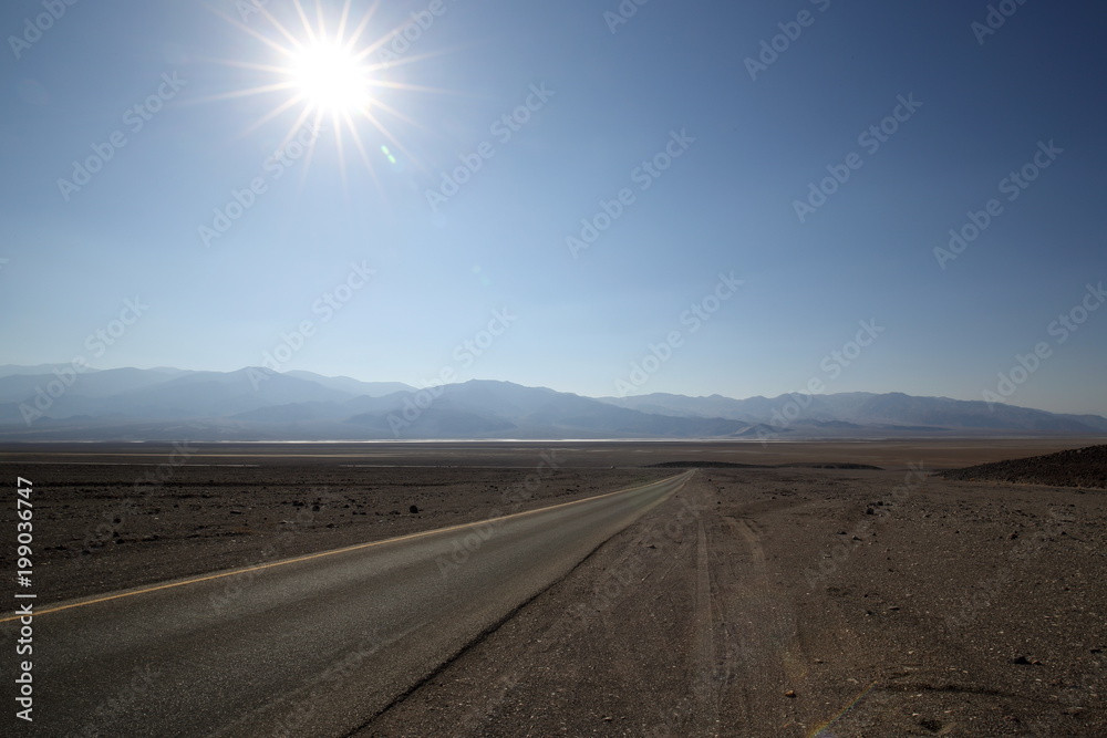 Naklejka premium Strasse durch das Death Valley Tal des Todes 
