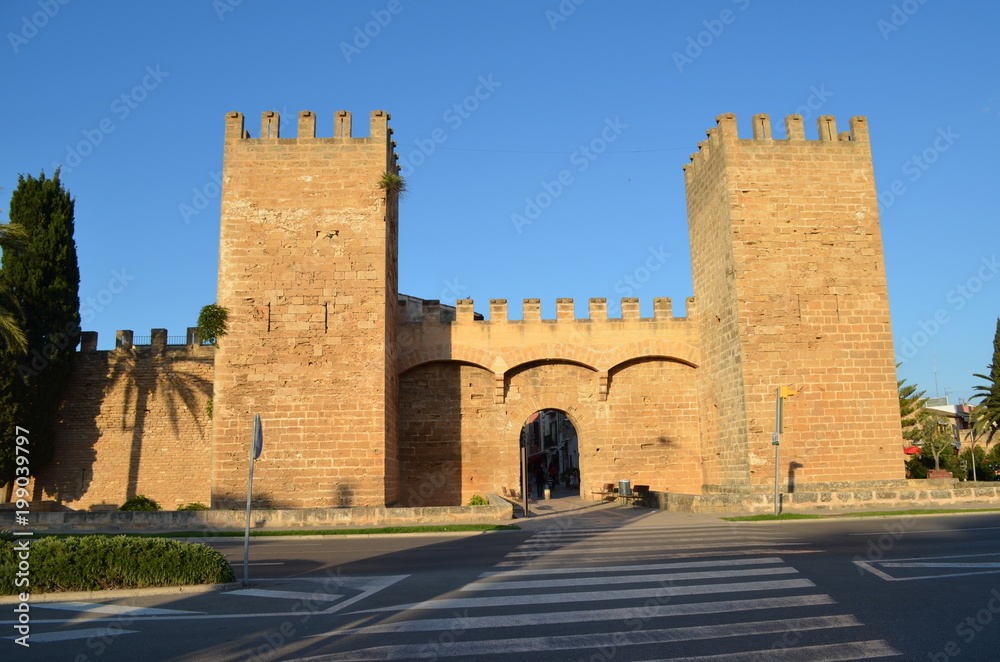 Alcudia, brama do starego miasta w słoneczny dzień, Majorka