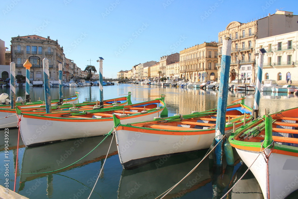Magnifiques barques traditionnelles sur le canal royale de Sète, ville maritime en Occitanie, Hérault, France