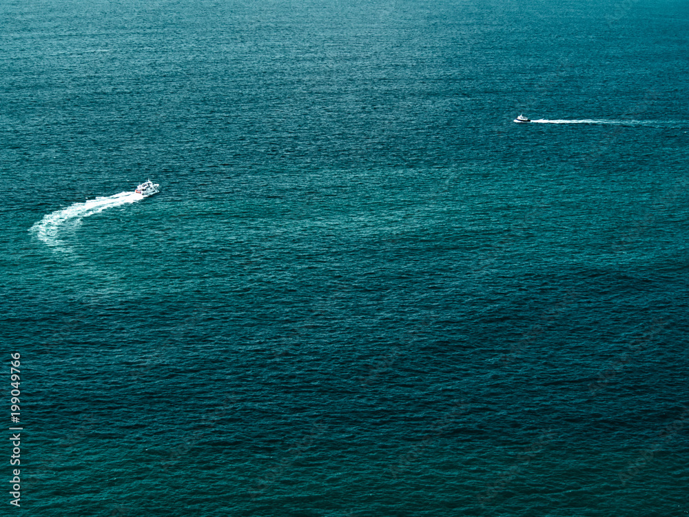 Dos barcos navegando por el océano atlántico Dos barcos navegando por el océano atlántico