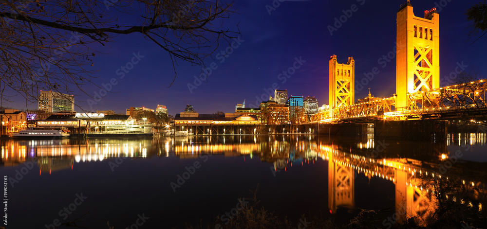 Panorama of the Tower Bridge in Sacramento at night - obrazy, fototapety, plakaty 