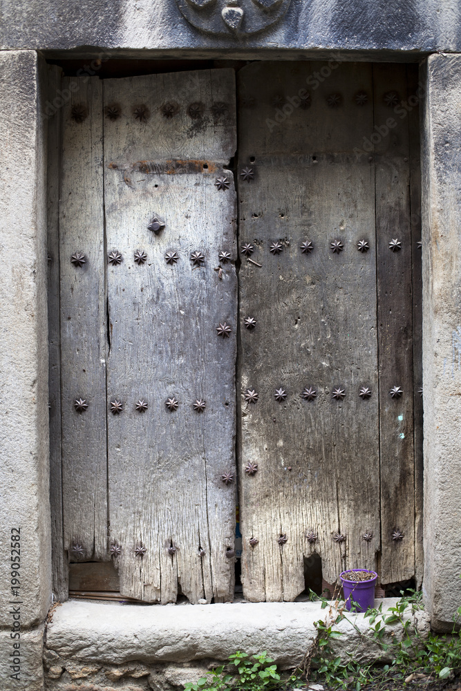 Puerta de madera antigua con remaches foto de Stock | Adobe Stock