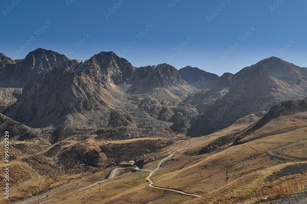 Paisaje de montañas y valles en Andorra, país de los Pirineos