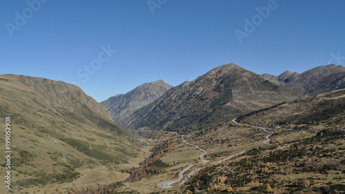 Paisaje de montañas y valles en Andorra, país de los Pirineos