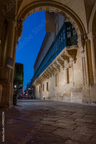 Vista da un porticato sulla città di La Valletta al calar della sera, Malta © Davide D. Phstock