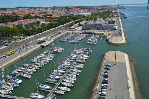Barcos no porto de Doca de Belém, Lisboa