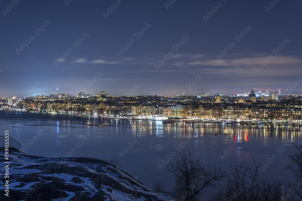 En vacker vy över Kungsholmen och trafiken på Norr Mälarstrand en klar vinterkväll