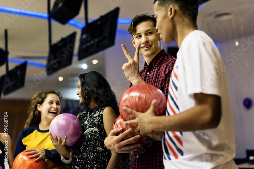 Schilderij op canvas Friends bowling together after school