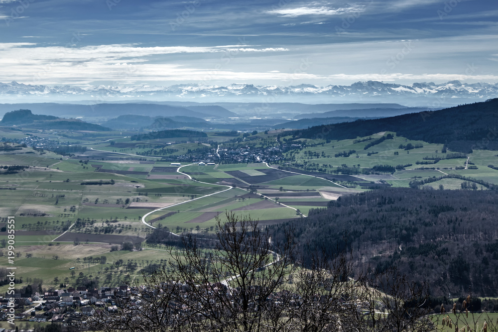 Blick bei klarer Sicht vom Hohenhewen im Hegau auf die Alpen