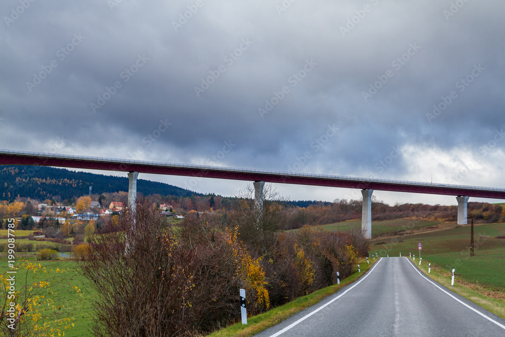 Fototapeta premium Autobahntalbrücke im Thüringer Wald