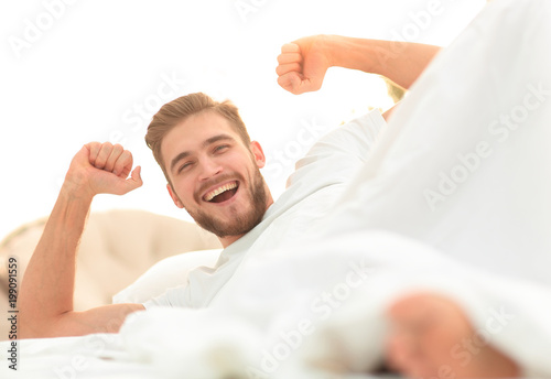 Foto closeup.happy man resting in the bedroom