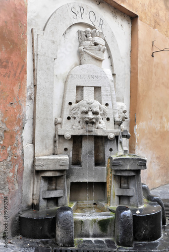 Trinkwasserbrunnen, Schriftzug SPQR, restauriert 1998 von Stefano Gasbarri, Via Margutta, Rom, Italien, Europa photo