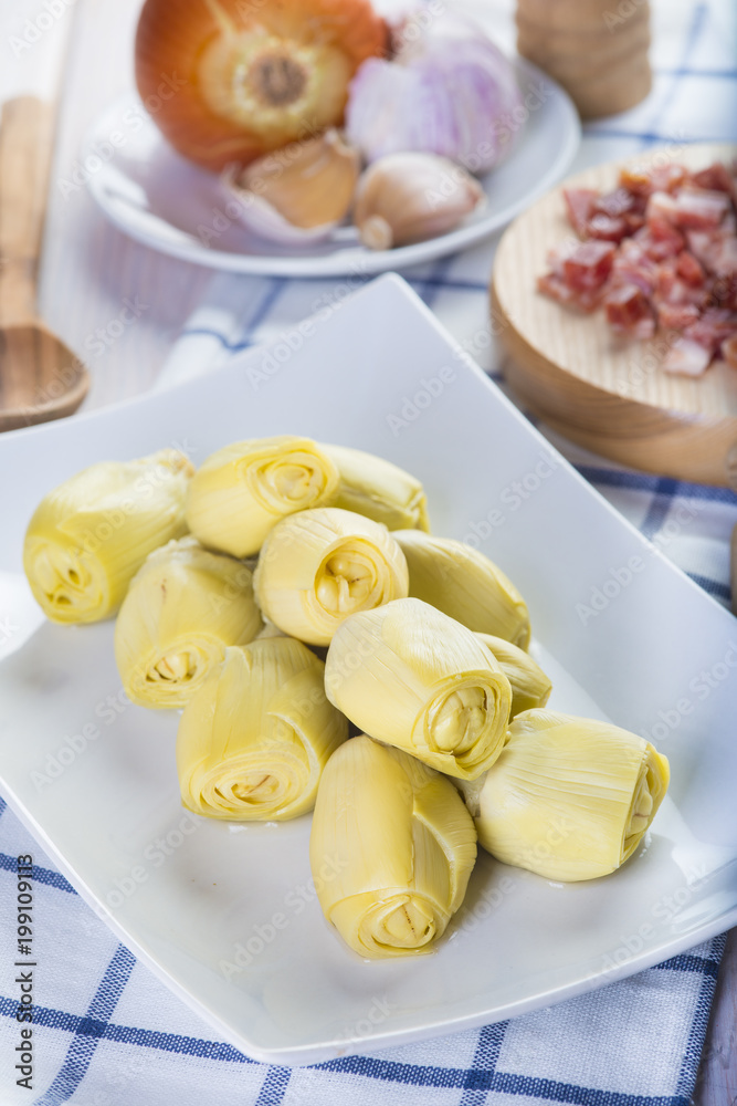Ingredientes para cocinar corazones de alcachofas salteados con jamón Ingredientes para cocinar corazones de alcachofas salteados con jamón