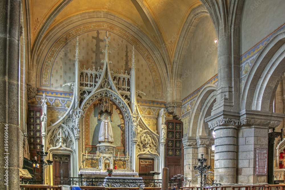 Fototapeta premium Josselin. Intérieur de lasilique Notre Dame du roncier. Morbihan. Bretagne
