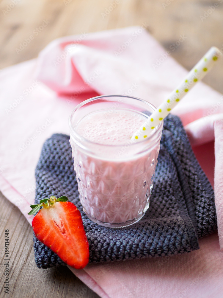 Nahaufnahme auf Erdbeer Milch Stock-Foto | Adobe Stock