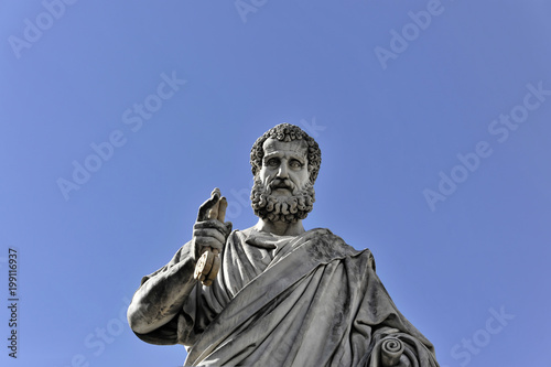 Petrus-Statue mit Schlüssel, vor der Peterskirche, Petersplatz, Altstadt, Vatikanstadt, Rom, Italien, Europa