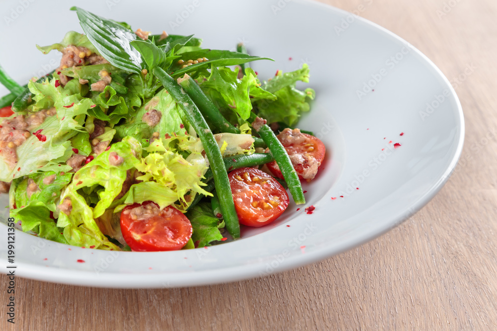 Canned tuna salad with cherry tomatoes, green beans and French mustard