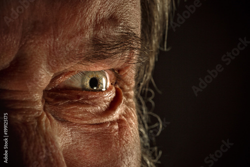 Fotografi Close-up view on the eye of senior man.