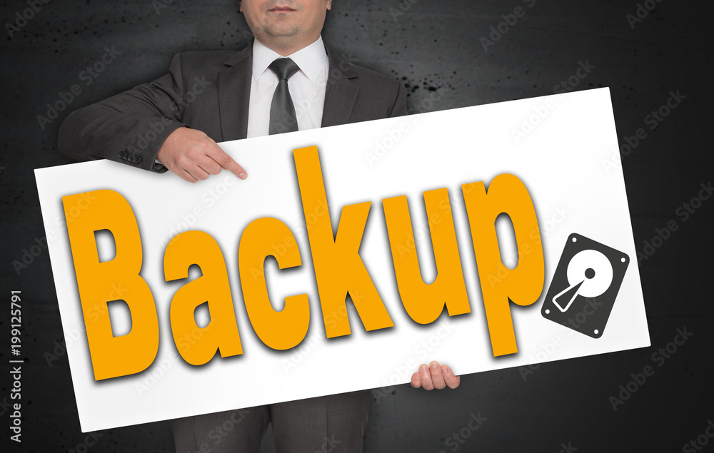 Backup Plakat wird von Geschäftsmann gehalten Backup Plakat wird von Geschäftsmann gehalten