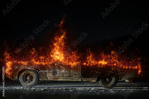 Vecchia auto che brucia © kappa400