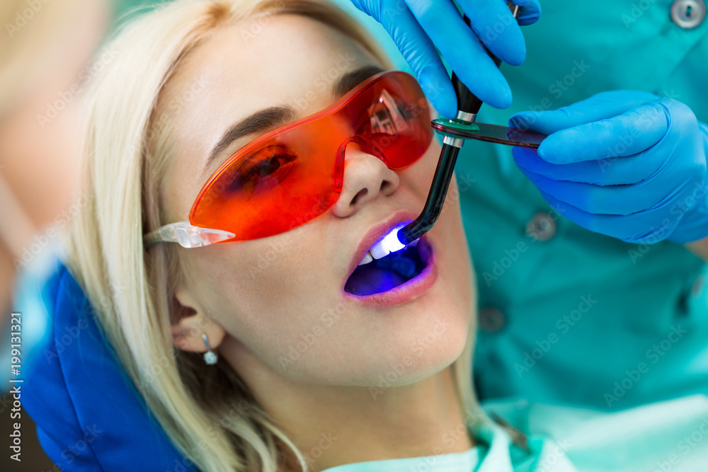 Φωτογραφία Close-up portrait of a female patient at dentist in the clinic