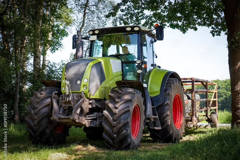 Rinderaustrieb im Frühjahr, Traktor mit Fangwagen fährt in eine Weide Rinderaustrieb im Frühjahr, Traktor mit Fangwagen fährt in eine Weide
