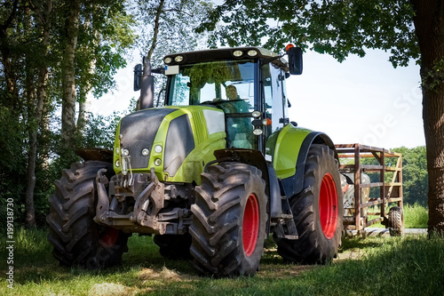 Rinderaustrieb im Fr  hjahr  Traktor mit Fangwagen f  hrt in eine Weide