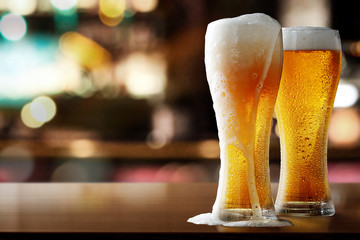 Fotobehang Kroeg Vers koud bier in glas  © magdal3na