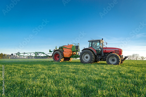 Unkrautbek  mpfung im Fr  hjahr -Traktor mit Feldspritze im Getreide