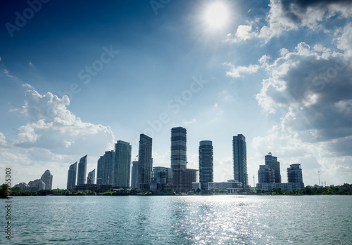 Lake and city skyline © bruno135_406