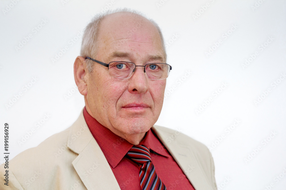 Portrait eines Seniors mit Sakko und Krawatte Portrait eines Seniors mit Sakko und Krawatte