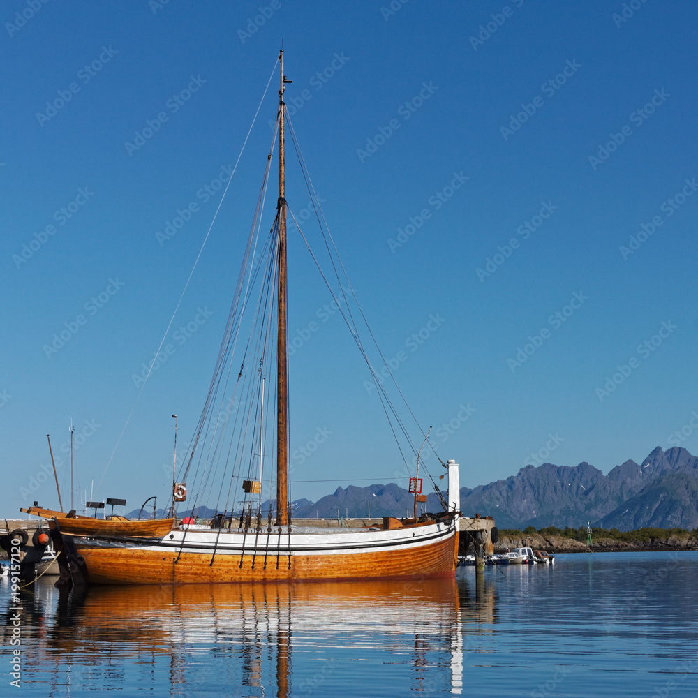Barque à voile dans le fiord 