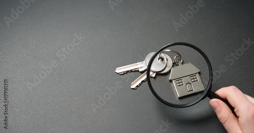 Wohnungssuche. Suche nach einer bezahlbaren Wohnung