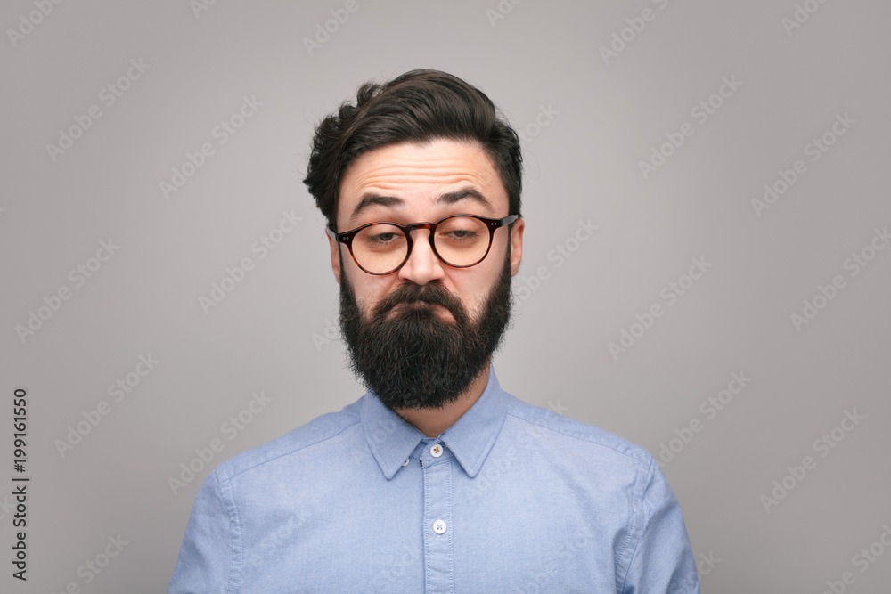 Obraz premium Nerd man grimacing on gray
