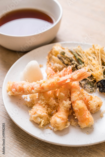 shrimps tempura (battered fried shrimps) with vegetable