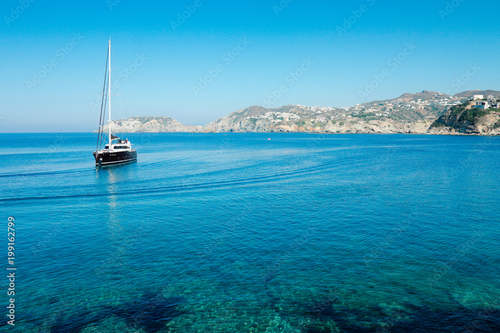 Voilier dans une baie paradisiaque en Crète