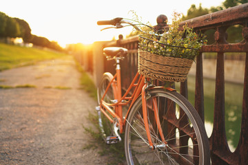 Leinwandbilder Fahrrad Klassisches Fahrrad mit bunten Blumen  © vladstar